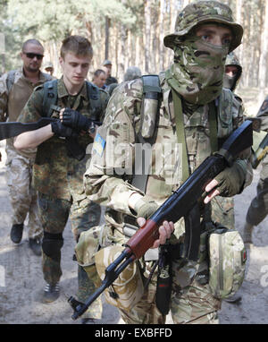 10 juillet 2015 - Kiev, Ukraine - ukrainiens en uniformes militaires avec des armes de maquettes militaires assister à une session de formation organisée pour les civils, à Kiev, Ukraine, 21 juin 2015. L'Union européenne le 19 juin des sanctions économiques imposées sur la péninsule ukrainienne de Crimée et de la ville de Sébastopol après leur annexion par la Russie, avec les mesures en raison de rester en place jusqu'au 23 juin 2016. Les sanctions ont été mis en place l'an dernier, de renforcer la position de l'UE contre la Russie pour l'annexion illégale des deux territoires en mars 2014. Les relations entre Bruxelles et Moscou sont à e Banque D'Images