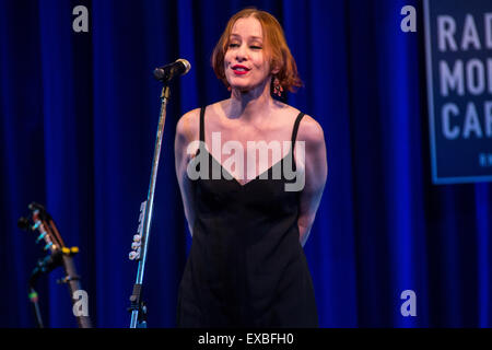 Milan Italie. 10 juillet 2015. L'auteur-compositeur-interprète américaine SUZANNE VEGA effectue live im le premier de deux spectacles dans le programme aujourd'hui à Blue Note de Milan. Credit : Rodolfo Sassano/Alamy Live News Banque D'Images