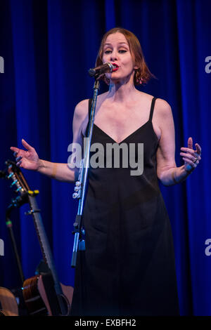 Milan Italie. 10 juillet 2015. L'auteur-compositeur-interprète américaine SUZANNE VEGA effectue live im le premier de deux spectacles dans le programme aujourd'hui à Blue Note de Milan. Credit : Rodolfo Sassano/Alamy Live News Banque D'Images