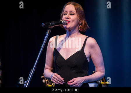 Milan Italie. 10 juillet 2015. L'auteur-compositeur-interprète américaine SUZANNE VEGA effectue live im le premier de deux spectacles dans le programme aujourd'hui à Blue Note de Milan. Credit : Rodolfo Sassano/Alamy Live News Banque D'Images