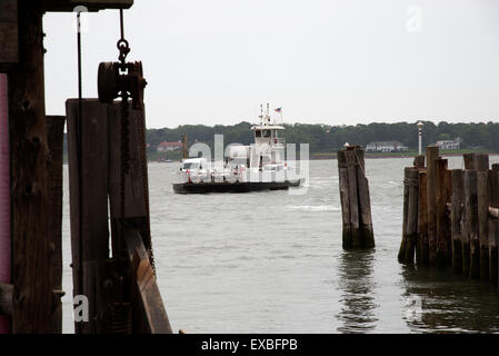 L'île Shelter roll on roll off approche ferry port Greenport Long Island USA Banque D'Images
