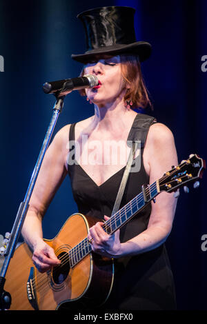 Milan Italie. 10 juillet 2015. L'auteur-compositeur-interprète américaine SUZANNE VEGA effectue live im le premier de deux spectacles dans le programme aujourd'hui à Blue Note de Milan. Credit : Rodolfo Sassano/Alamy Live News Banque D'Images