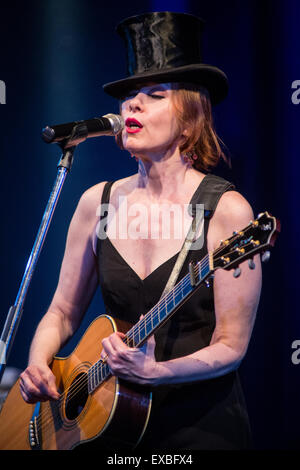 Milan Italie. 10 juillet 2015. L'auteur-compositeur-interprète américaine SUZANNE VEGA effectue live im le premier de deux spectacles dans le programme aujourd'hui à Blue Note de Milan. Credit : Rodolfo Sassano/Alamy Live News Banque D'Images