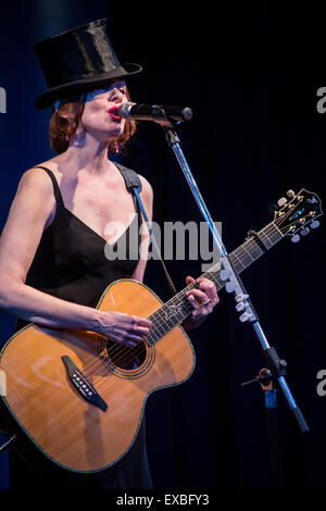 Milan Italie. 10 juillet 2015. L'auteur-compositeur-interprète américaine SUZANNE VEGA effectue live im le premier de deux spectacles dans le programme aujourd'hui à Blue Note de Milan. Credit : Rodolfo Sassano/Alamy Live News Banque D'Images