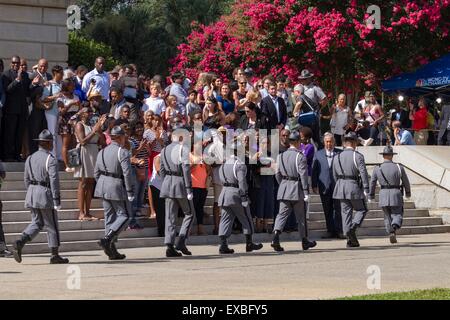 Columbia, Caroline du Sud, USA. 10 juillet, 2015. La police d'état de la Caroline du Sud sur la garde d'honneur devant les familles des victimes neuf Charleston après une cérémonie de retirer le drapeau des Confédérés à la State House, 10 juillet 2015 à Columbia, en Caroline du Sud. Le drapeau confédéré a été retiré à un musée après avoir survolé la capitale pendant 54 ans. Credit : Planetpix/Alamy Live News Banque D'Images