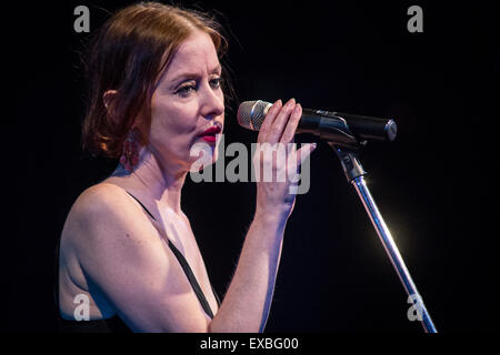 Milan Italie. 10 juillet 2015. L'auteur-compositeur-interprète américaine SUZANNE VEGA effectue live im le premier de deux spectacles dans le programme aujourd'hui à Blue Note de Milan. Credit : Rodolfo Sassano/Alamy Live News Banque D'Images