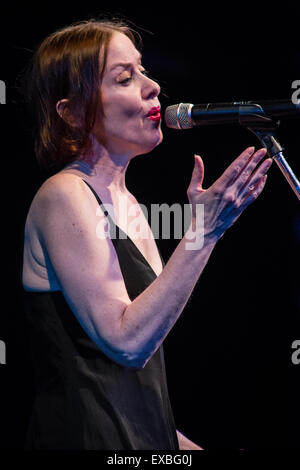 Milan Italie. 10 juillet 2015. L'auteur-compositeur-interprète américaine SUZANNE VEGA effectue live im le premier de deux spectacles dans le programme aujourd'hui à Blue Note de Milan. Credit : Rodolfo Sassano/Alamy Live News Banque D'Images