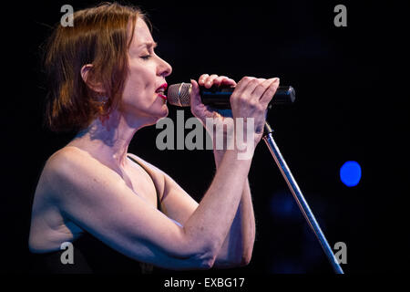 Milan Italie. 10 juillet 2015. L'auteur-compositeur-interprète américaine SUZANNE VEGA effectue live im le premier de deux spectacles dans le programme aujourd'hui à Blue Note de Milan. Credit : Rodolfo Sassano/Alamy Live News Banque D'Images