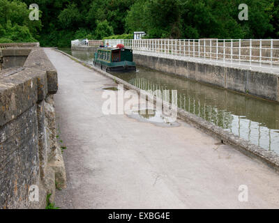 15-04 sur le Kennet & Avon Canal traversant le viaduc Avoncliff près de Bradford on Avon, Wiltshire, Royaume-Uni Banque D'Images