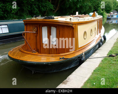 Lyon l'eau un joli bateau en bois sur le Kennet & Avon Canal près de Bradford on Avon, Wiltshire, Royaume-Uni Banque D'Images