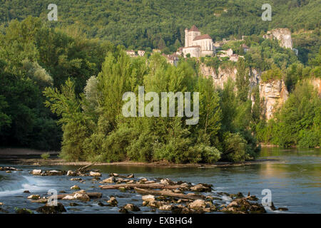 Tôt le matin sur la rivière Lot et la ville médiévale de Saint-Cirq-Lapopie, Midi-Pyrenees, France Banque D'Images