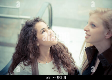 Blonde and brunette belle jeunes femmes élégantes dans la ville Banque D'Images