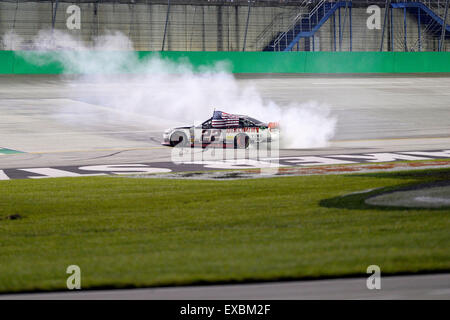 Punta Gorda, FL, USA. 10e Août, 2015. Woodway - 10 juil 2015 : Brad Keselowski (22) célèbre avec un burnout sur la face avant s'étirer après avoir remporté le Kentucky 300 au Kentucky Speedway à Sparte, KY. Credit : csm/Alamy Live News Banque D'Images