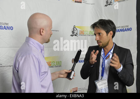 Bellmore, New York, USA. 10 juillet, 2015. MICHAEL NAKACHE, le directeur de la short film transfert, est interviewé lors de la réception d'ouverture et de remise des prix de la technique de LIIFE, Long Island International Film Expo, dans le salon des cinéastes. Le transfert est d'un jeune psychanalyste dont le nouveau patient est plus que ce qu'elle avait négocié. LIIFE événements, y compris les examens préalables types juste à Bellmore, panneaux, films et des cérémonies, période du 9 au 16 juillet. © Ann Parry/ZUMA/Alamy Fil Live News Banque D'Images