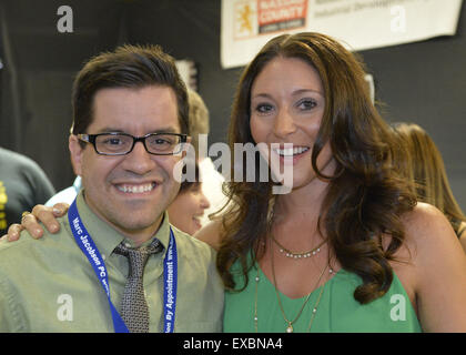 Bellmore, New York, USA. 10 juillet, 2015. RALPH SUAREZ, le Directeur et Créateur de court métrage HALINA, et Cheryl Martin, un acteur et en production pour le film, et le trophée des prix Girl, assister à la réception d'Ouverture officielle et présentation des prix Technique de LIIFE, Long Island International Film Expo, dans le salon des cinéastes. Halina est sur une jeune femme embauchée pour s'occuper d'Halina, une reconstitution d'une robotique du milliardaire épouse décédée. LIIFE événements, y compris les examens préalables types juste à Bellmore, panneaux, films et des cérémonies, période du 9 au 16 juillet. (Ima Crédit Banque D'Images