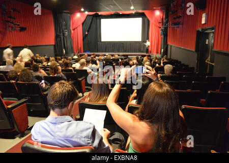 Bellmore, New York, USA. 10 juillet, 2015. Avant la projection du court-métrage HALINA, une femme prend la photo de téléphone cellulaire, au cours de la LIIFE, Long Island International Film Expo. LIIFE événements, y compris les examens préalables, panneaux, et des cérémonies, période du 9 au 16 juillet. © Ann Parry/ZUMA/Alamy Fil Live News Banque D'Images