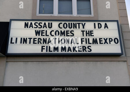 Bellmore, New York, USA. 10 juillet, 2015. Le chapiteau sign signe à Bellmore du cinéma a message IDA Comté de Nassau se félicite de la LI International Film Expo cinéastes, au cours du Long Island International Film Expo. LIIFE événements, y compris les examens préalables, panneaux, et des cérémonies, période du 9 au 16 juillet. © Ann Parry/ZUMA/Alamy Fil Live News Banque D'Images