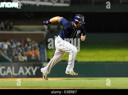 Arlington, Texas, USA. 10 juillet, 2015. San Diego Padres joueur Yonder Alonso # 23 chefs de la plaque après un sacrifice dans la septième manche lors d'un match entre la MLB Padres de San Diego et les Texas Rangers à Globe Life Park à Arlington, TX Texas défait 4-3 San Diego : Cal Crédit Sport Media/Alamy Live News Banque D'Images
