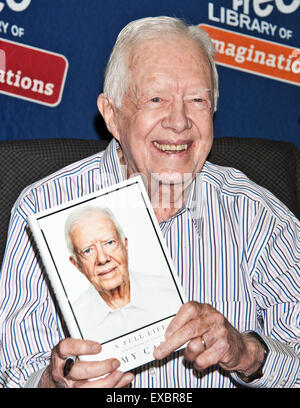 Philadelphie, Pennsylvanie, USA. 10 juillet, 2015. L'ancien Président Jimmy Carter signe son nouveau livre "Une vie bien remplie : réflexions à quatre-vingt-dix' à la bibliothèque gratuite de Philadelphie le 10 juillet 2015 à Philadelphie, Pennsylvanie, États-Unis. Crédit : Paul Froggatt/Alamy Live News Banque D'Images