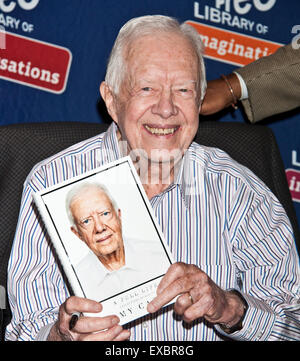 Philadelphie, Pennsylvanie, USA. 10 juillet, 2015. L'ancien Président Jimmy Carter signe son nouveau livre "Une vie bien remplie : réflexions à quatre-vingt-dix' à la bibliothèque gratuite de Philadelphie le 10 juillet 2015 à Philadelphie, Pennsylvanie, États-Unis. Crédit : Paul Froggatt/Alamy Live News Banque D'Images