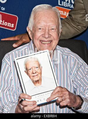 Philadelphie, Pennsylvanie, USA. 10 juillet, 2015. L'ancien Président Jimmy Carter signe son nouveau livre "Une vie bien remplie : réflexions à quatre-vingt-dix' à la bibliothèque gratuite de Philadelphie le 10 juillet 2015 à Philadelphie, Pennsylvanie, États-Unis. Crédit : Paul Froggatt/Alamy Live News Banque D'Images