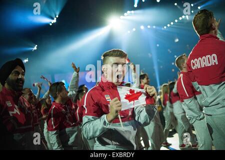 Toronto, Canada. 10 juillet, 2015. L'Équipe Canada, la nation hôte, entre dans le Dôme de la Pan Am au cours de la cérémonie d'ouverture du Jeux Panaméricains. Credit : James Macdonald/ZUMA/Alamy Fil Live News Banque D'Images