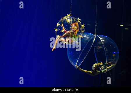 Toronto, Canada. 10 juillet, 2015. Cirque du Soleil s'effectue au cours de la deuxième moitié de la cérémonie d'ouverture des Jeux Panaméricains à la Pan Am Dome à Toronto, Canada. Credit : James Macdonald/ZUMA/Alamy Fil Live News Banque D'Images