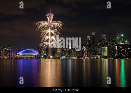 Toronto, Canada. 10 juillet, 2015. Photo prise le 10 juillet 2015 montre le feu d'artifice lors de la cérémonie d'ouverture des 17e Jeux Panaméricains à Toronto, Canada, le 10 juillet 2015. Credit : Zou Zheng/Xinhua/Alamy Live News Banque D'Images