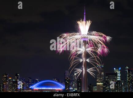 Toronto, Canada. 10 juillet, 2015. Photo prise le 10 juillet 2015 montre le feu d'artifice lors de la cérémonie d'ouverture des 17e Jeux Panaméricains à Toronto, Canada, le 10 juillet 2015. Credit : Zou Zheng/Xinhua/Alamy Live News Banque D'Images