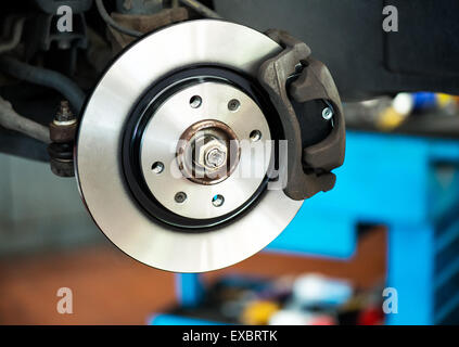 Tout nouveau disque de frein sur voiture dans un garage Banque D'Images