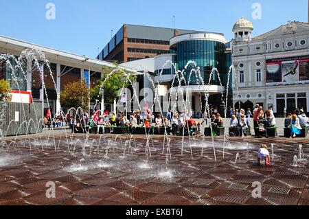 Le Playhouse Theatre de Williamson Square avec des fontaines à l'avant-plan et les personnes appréciant le soleil d'été, Liverpool, Banque D'Images