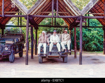 Guides et chauffeurs attendent de commencer la soirée en safari au Bongani Mountain Lodge en Afrique du Sud Banque D'Images