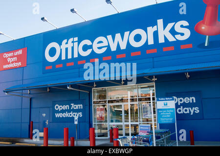 Boutique Officeworks dans le nord de Sydney, Nouvelle-Galles du Sud, en Australie, basée sur le concept de dépôt de bureau des États-Unis Banque D'Images