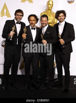 Alejandro G. Inarritu, Alexander Dinelaris, Nicolas Giacobone et Armando Bo à la 87e annuelle des Academy Awards - Salle de presse. Banque D'Images