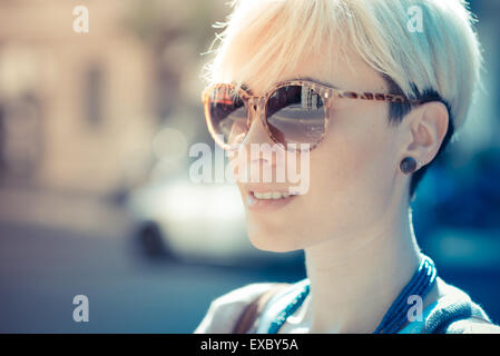 Belle jeune blonde cheveux courts hipster femme dans la ville Banque D'Images