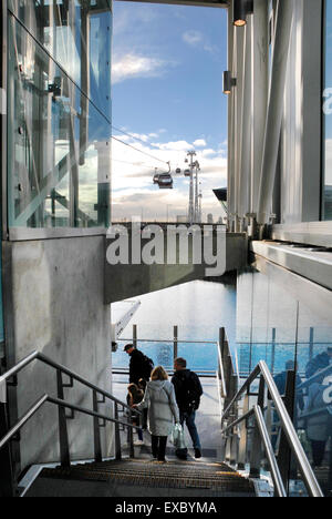 Vue depuis le quai du Terminal, Emirates Air Line Tamise, Londres Banque D'Images