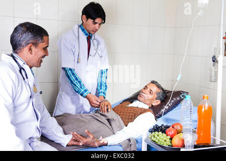 Le traitement du patient à l'hôpital médecin indien Banque D'Images