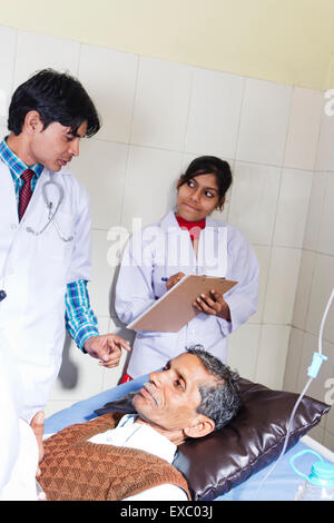 Le traitement du patient à l'hôpital médecin indien Banque D'Images