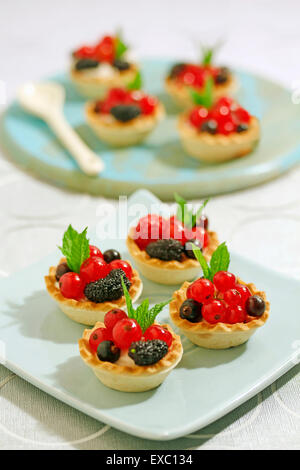 Tartelettes aux fruits sauvages. Banque D'Images