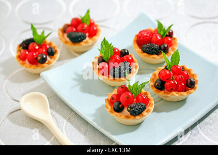 Tartelettes aux fruits sauvages. Banque D'Images