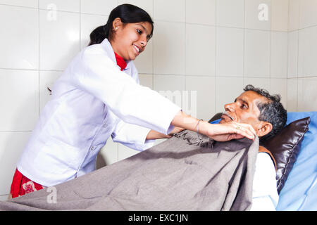 Infirmière de soins aux patients de l'hôpital indien Banque D'Images