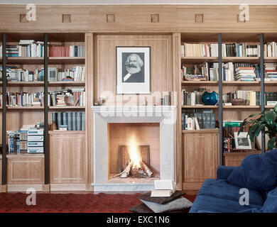 Cheminée avec un feu brûlant dans les lambris dans la salle de séjour moderne Banque D'Images