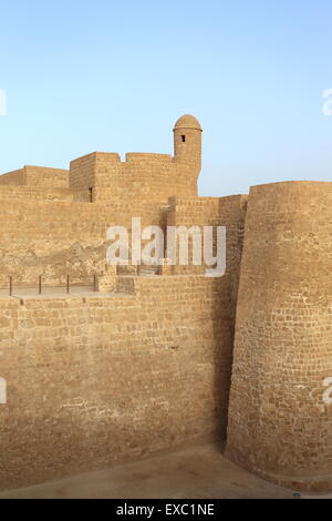 Les murs fortifiés, la tourelle et les douves du Fort de Bahreïn, Royaume de Bahreïn Banque D'Images