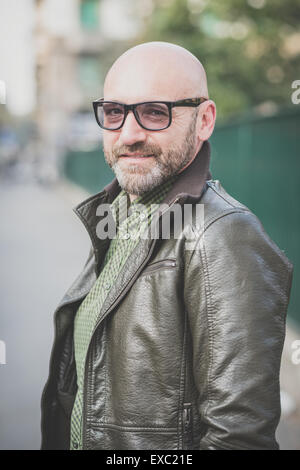 Bel homme d'âge moyen dans la ville Banque D'Images