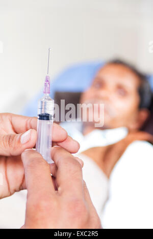 Médecin indien Patient de l'hôpital d'injection de traitement Banque D'Images