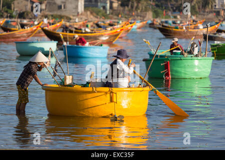 MUI NE, VIETNAM - février 08, 2014 : les pêcheurs au travail près de Mui Ne - une prochaine zone touristique dans le sud du Vietnam Banque D'Images