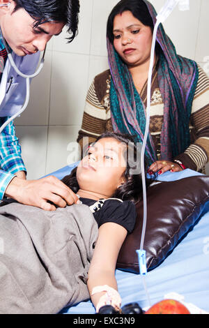 Contrôle du patient à l'hôpital médecin indien Banque D'Images