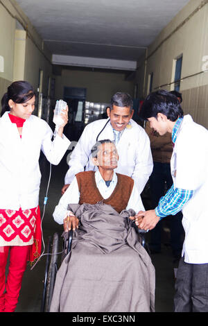 Le traitement du patient de l'hôpital des médecins indiens Banque D'Images