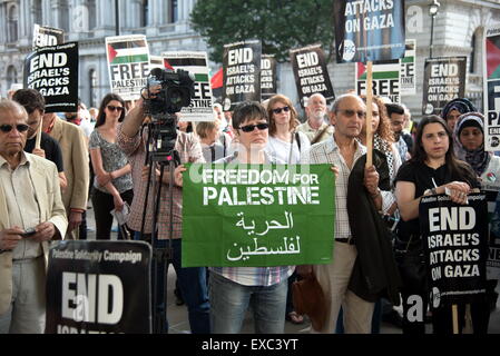 London,UK, 10 juillet 2015 : Des centaines de palestiniens partisans de partout dans le comté tenir un souvenir à Gaza est mort un an après. Vigile pour Gaza, le nom de tous les hommes, femmes et enfants morts est la lecture des fleurs et la pose à l'extérieur de Downing Street, Londres. Photo par voir Li/Alamy Live News Banque D'Images