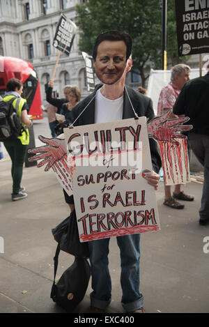 London,UK, 10 juillet 2015 : Des centaines de palestiniens partisans de partout dans le comté tenir un souvenir à Gaza est mort un an après. Vigile pour Gaza, le nom de tous les hommes, femmes et enfants morts est la lecture des fleurs et la pose à l'extérieur de Downing Street, Londres. Photo par voir Li/Alamy Live News Banque D'Images